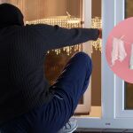 Imagen de un ladrón entrando a una casa junto a una ropa interior