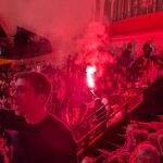 La música no amansa a las fieras: bengalas, gritos y empujones contra Israel... en un concierto de la Filarmónica