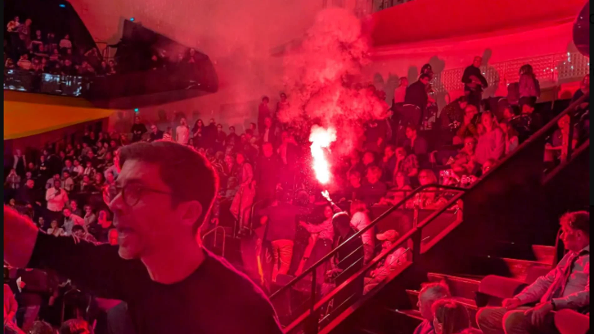 La música no amansa a las fieras: bengalas, gritos y empujones contra Israel... en un concierto de la Filarmónica