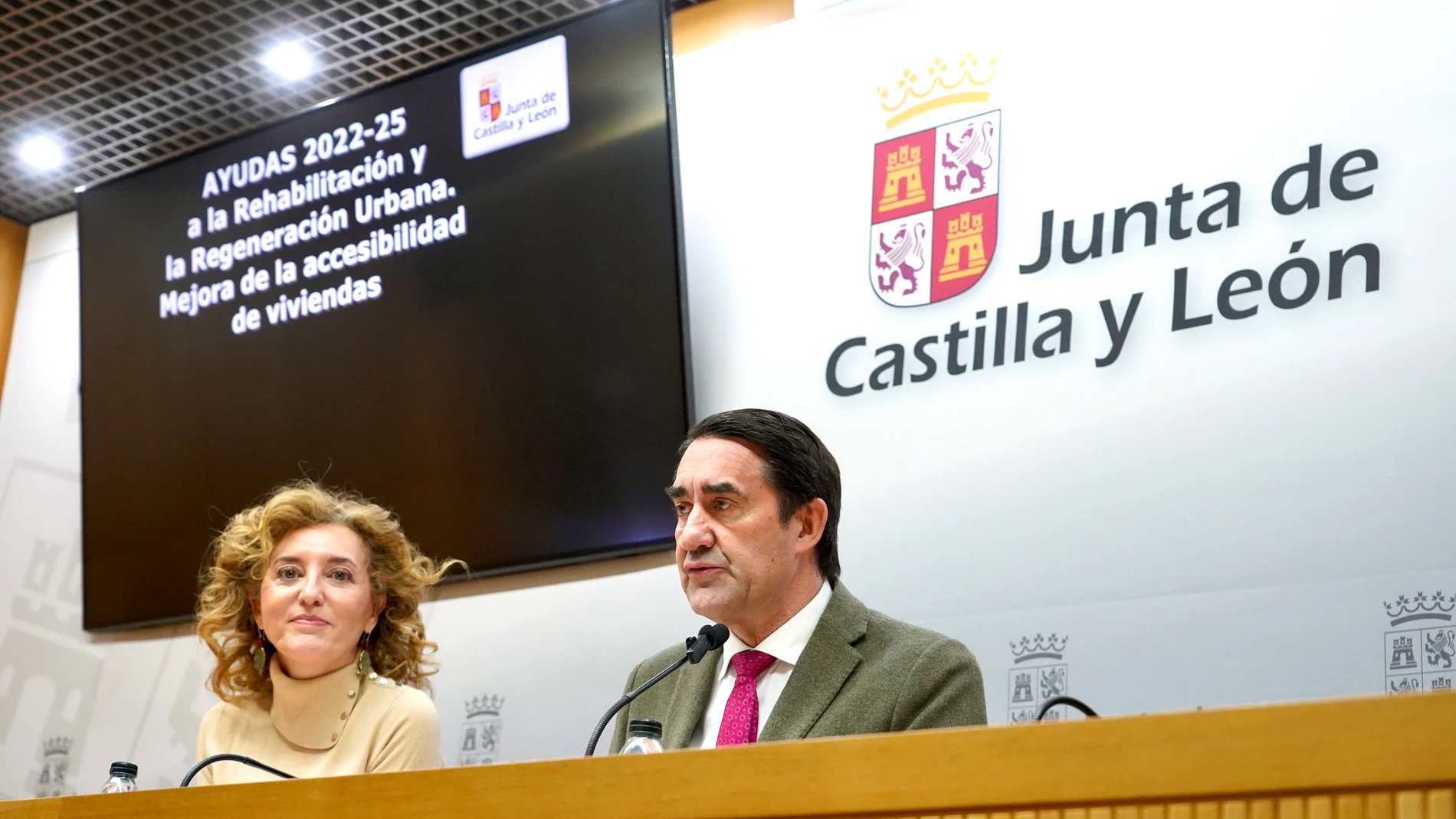 Suárez-Quiñones presenta la convocatoria de ayudas junto a María Pardo