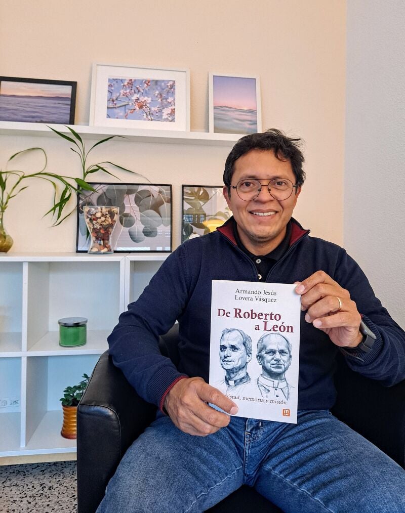 Armando Jesús Lovera con su libro sobre el Papa León XIV