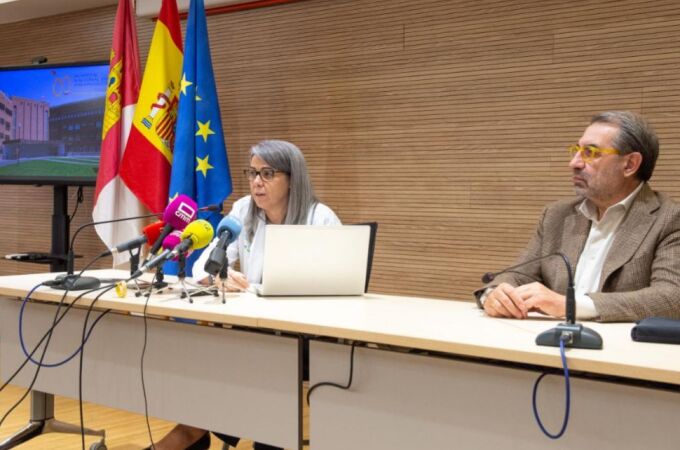 el consejero de Sanidad, Jesús Fernández Sanz, y la directora gerente del Hospital Nacional de Parapléjicos, Mónica Alcobendas