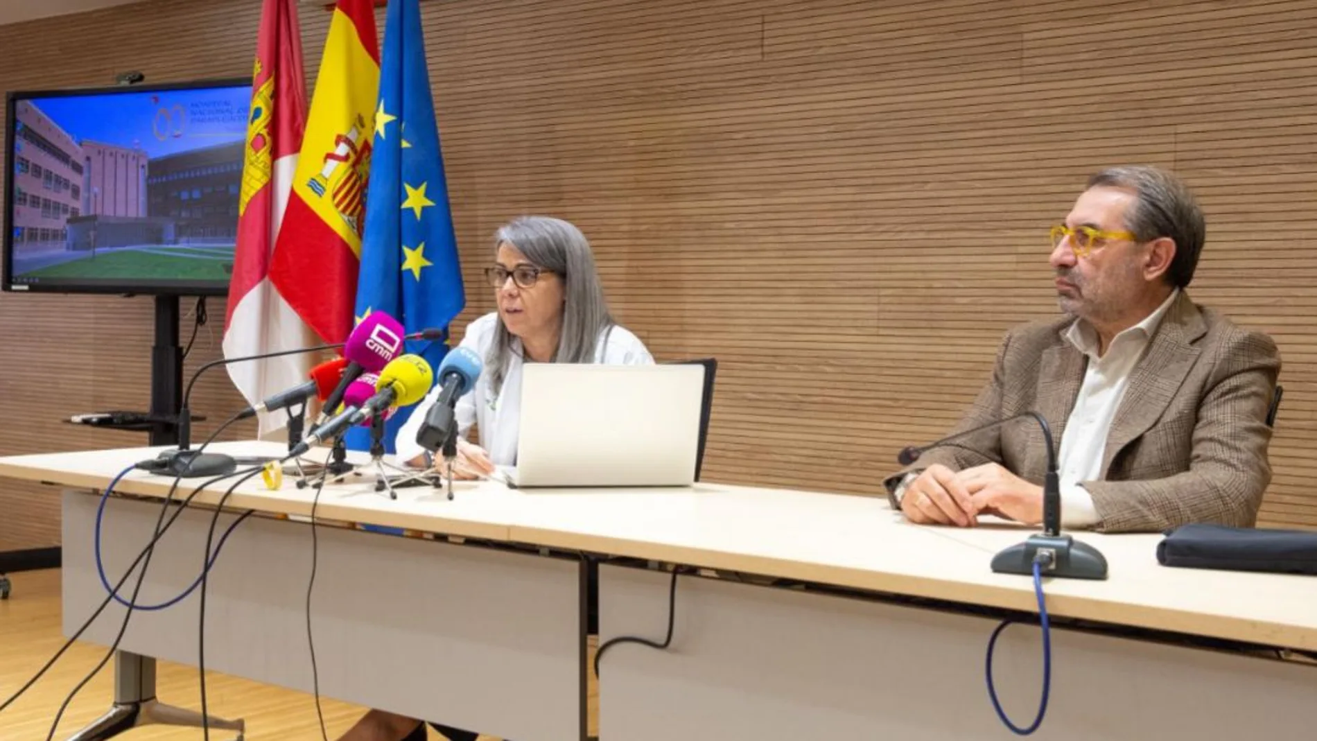 el consejero de Sanidad, Jesús Fernández Sanz, y la directora gerente del Hospital Nacional de Parapléjicos, Mónica Alcobendas