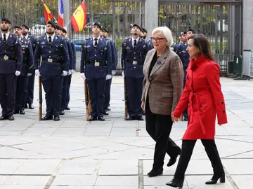 Margarita Robles se reúne con la ministra de Fuerzas Armadas de Francia, Catherine Vautrin La ministra de Defensa, Margarita Robles (d), se reúne con la ministra de las Fuerzas Armadas y Veteranos de Francia, Catherine Vautrin (i), a 7 de noviembre de 2025, en Madrid (España). 07 NOVIEMBRE 2025 Marta Fernández / Europa Press 07/11/2025