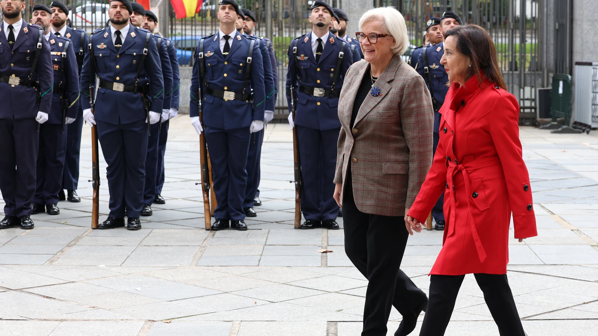 La ministra de Defensa, Margarita Robles (d), se reúne con la ministra de las Fuerzas Armadas y Veteranos de Francia, Catherine Vautrin (i), a 7 de noviembre de 2025, en Madrid (España). 07 NOVIEMBRE 2025 Marta Fernández / Europa Press 07/11/2025