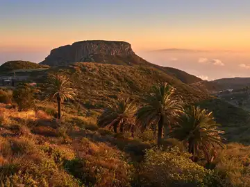 El monte sagrado que fue templo, refugio y guarda los secretos de una civilización desaparecida La Fortaleza de Chipude, en La Gomera