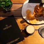 Licor 43 celebra el auge del carajillo con un libro inédito.