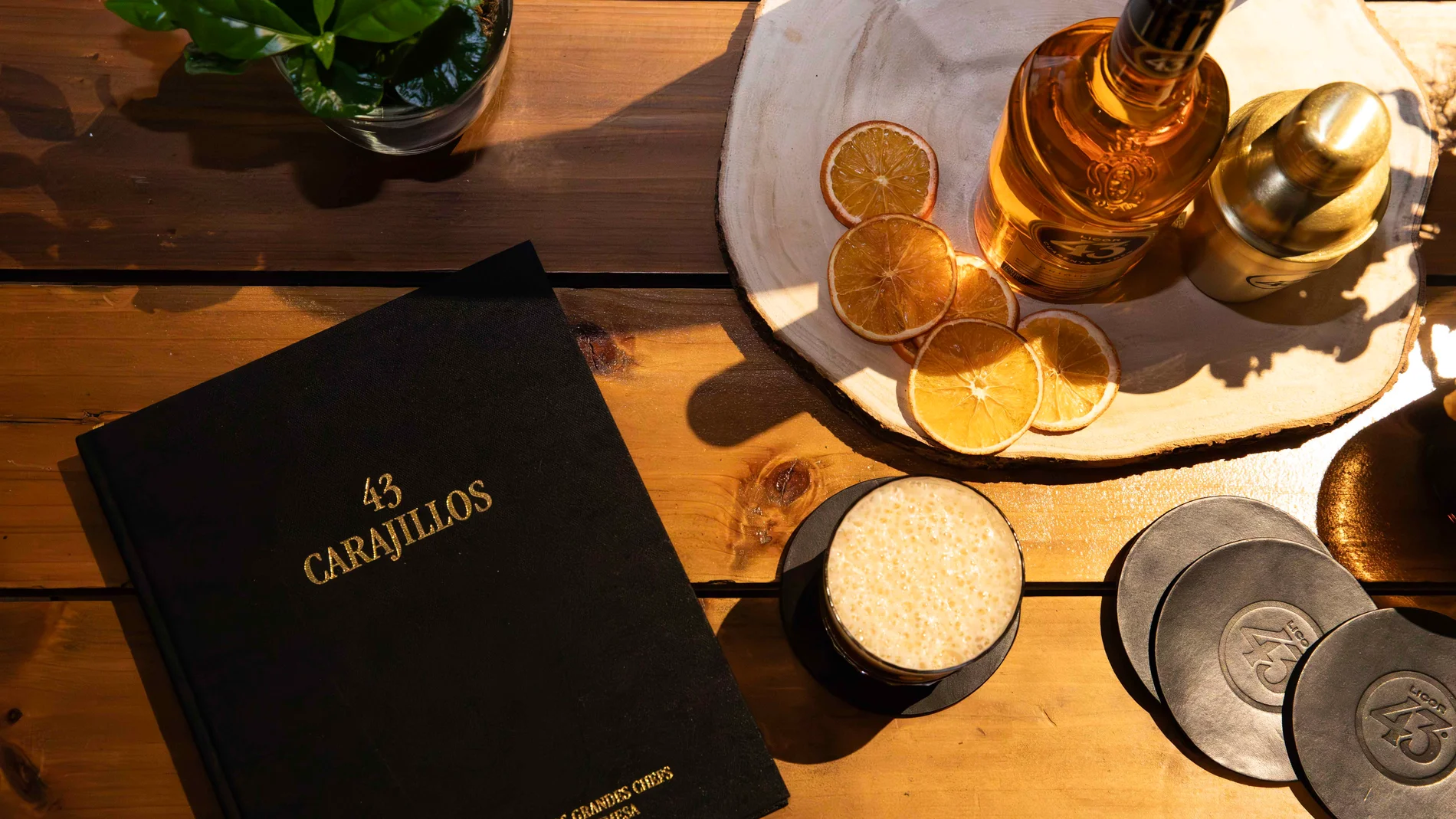 Licor 43 celebra el auge del carajillo con un libro inédito.