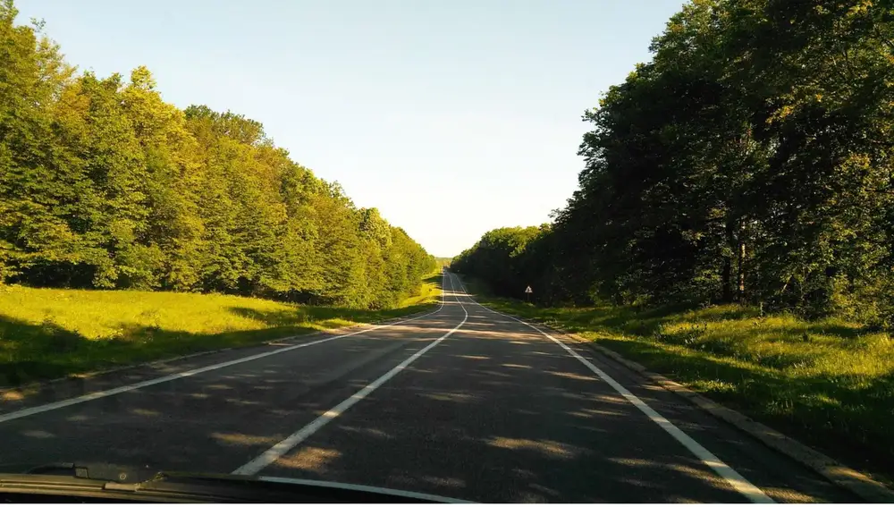 Carretera con línea continua