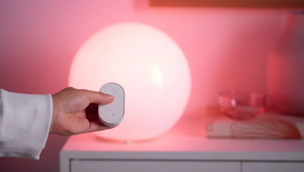 La bombilla inteligente KAJPLATS y el mando a distancia de doble botón BILRESA