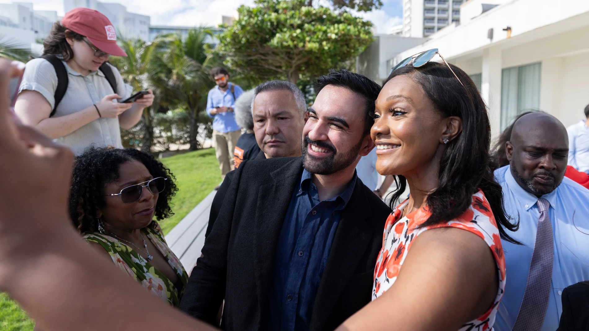 El alcalde electo de la ciudad de Nueva York, Zohran Mamdani, posa para una selfie después de asistir a la conferencia SOMOS Puerto Rico en San Juan, Puerto Rico