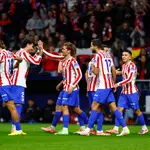 Los jugadores del Atlético felicitan a Griezmann