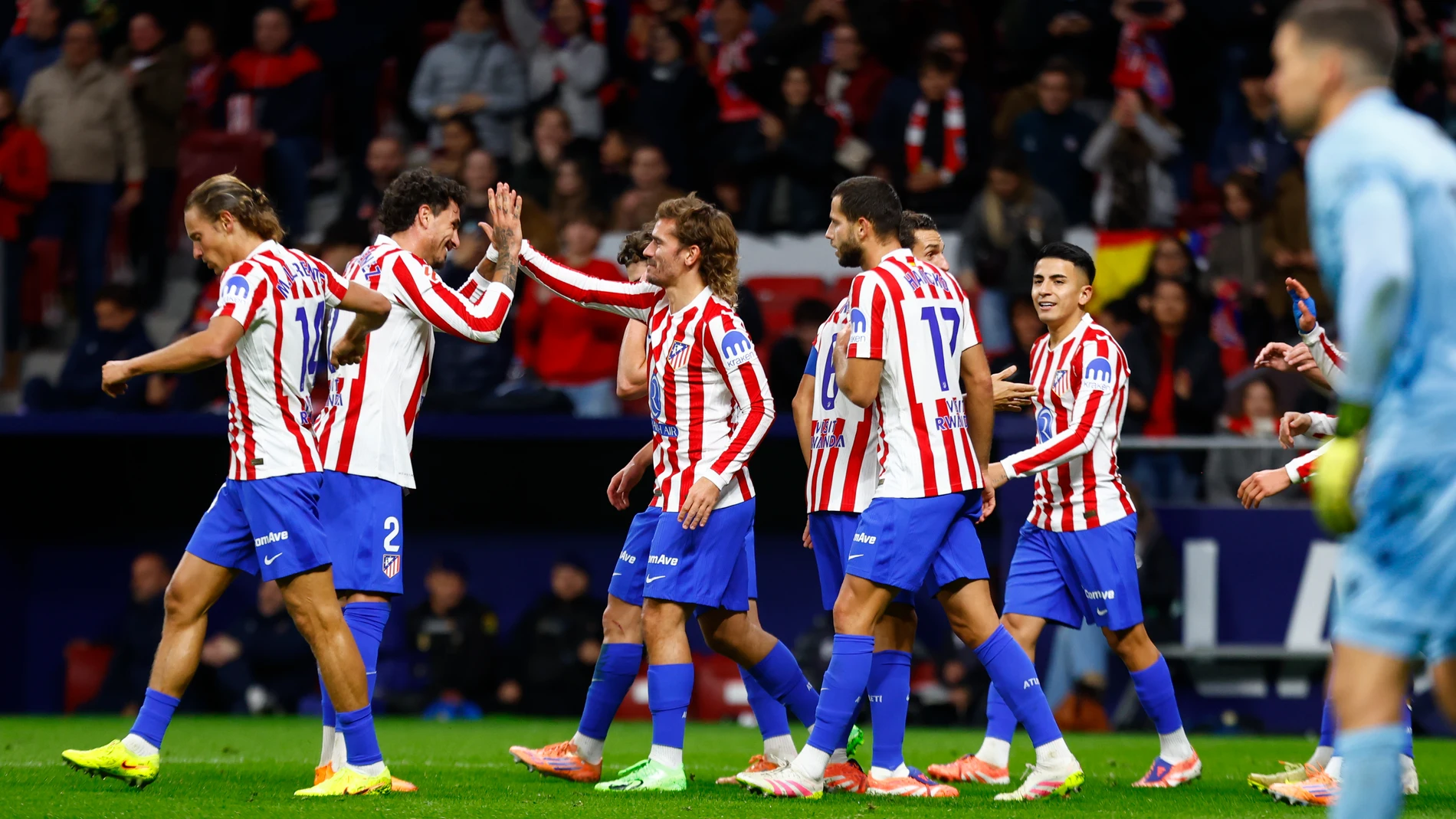 Los jugadores del Atlético felicitan a Griezmann
