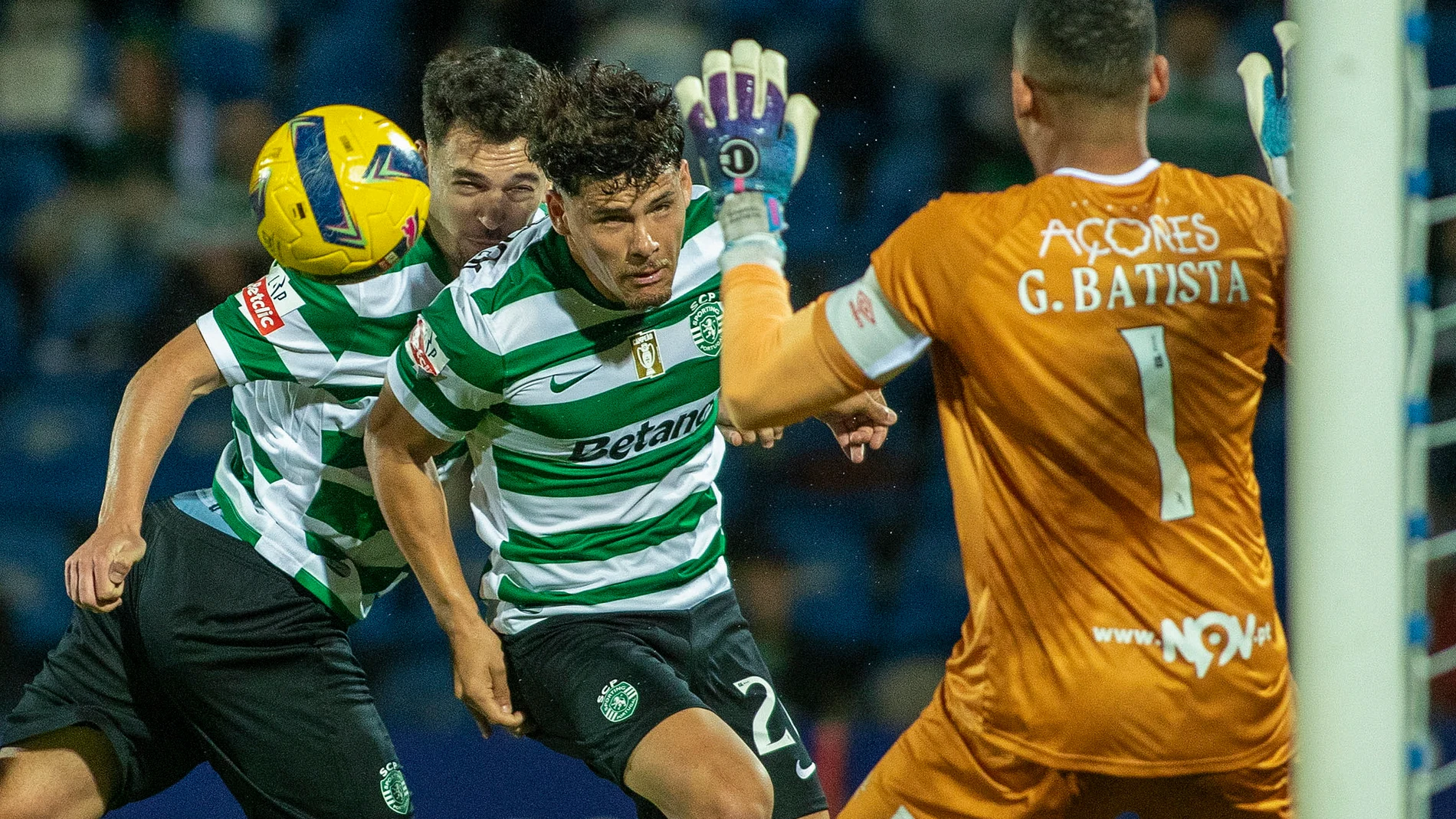 Ponta Delgada (Portugal), 08/11/2025.- Santa Clara's goalkeeper Gabriel Batista (R) in action against Sporting's Pedro Goncalves (L) and Maxi Araujo (C) during the Portuguese First League soccer match between Santa Clara and Sporting in Ponta Delgada, Sao Miguel Island, Azores, Portugal, 08 November EFE/EPA/EDUARDO COSTA