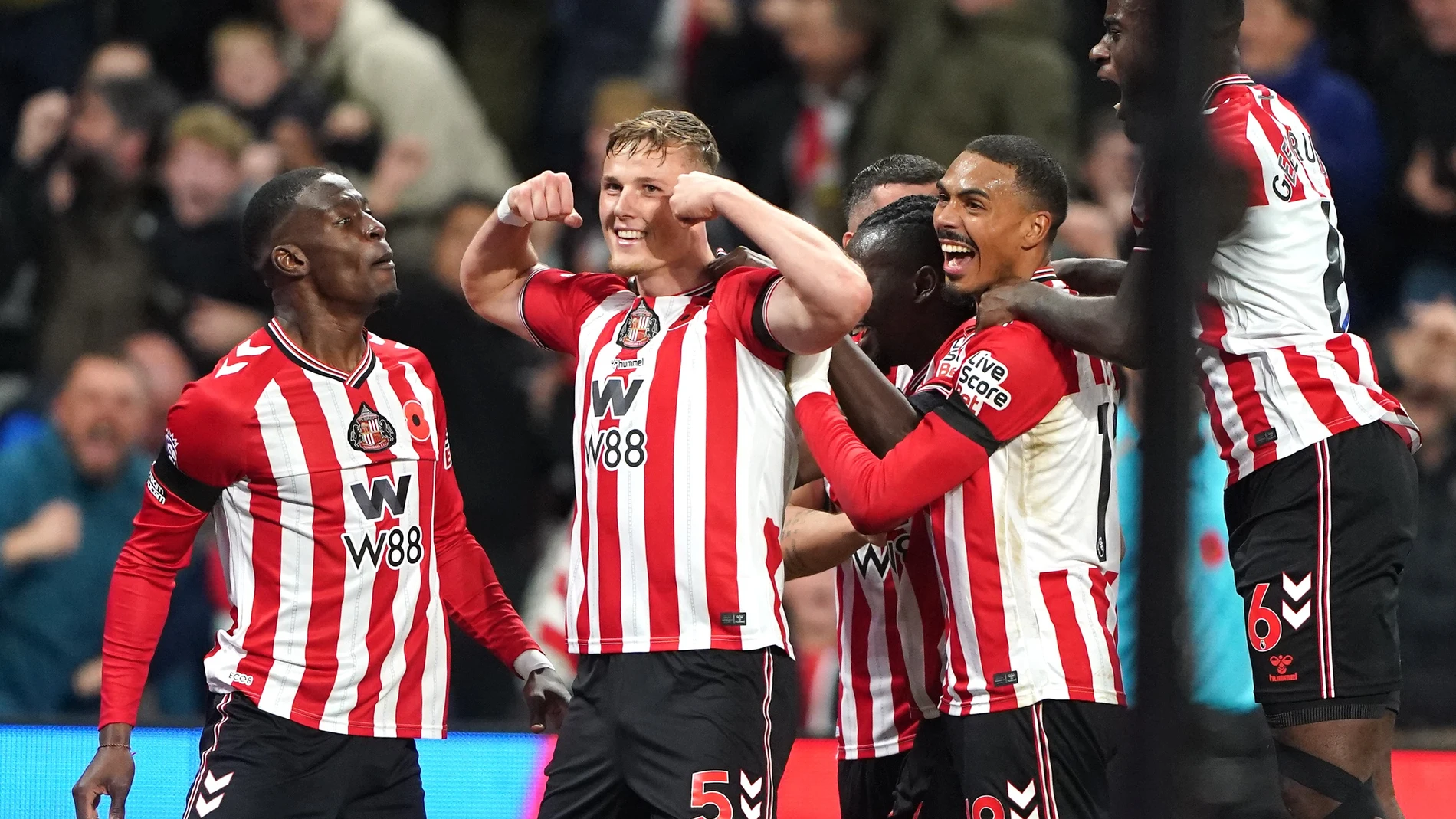 08 November 2025, United Kingdom, Sunderland: Sunderland's Daniel Ballard (2nd L) celebrates scoring his side's first goal with teammates during the English Premier League soccer match between Sunderland and Arsenal at the Stadium of Light. Photo: Owen Humphreys/PA Wire/dpa 08/11/2025 ONLY FOR USE IN SPAIN