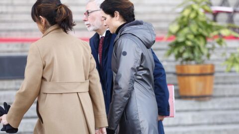 Ayuso abandona en ambulancia la misa de la Almudena por una "leve  indisposición"