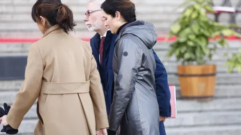 Ayuso abandona en ambulancia la misa de la Almudena por una "leve indisposición"