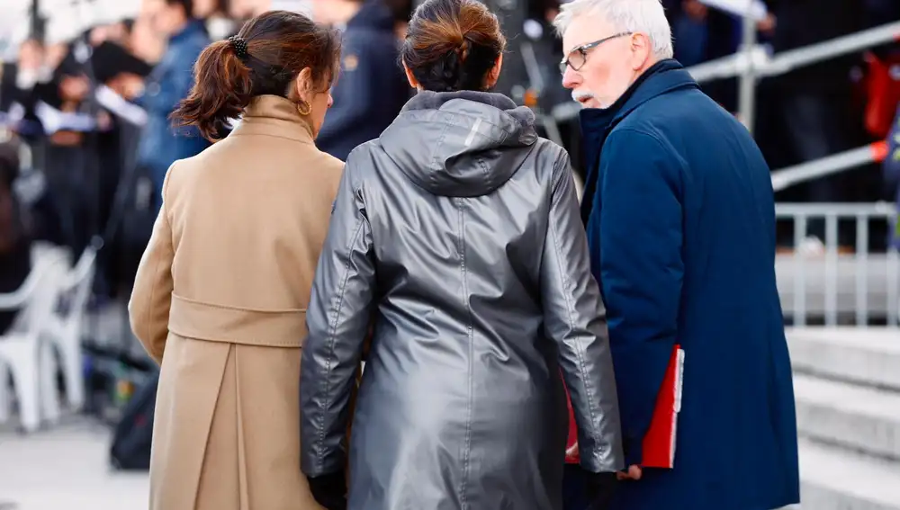 Ayuso acompañada de su equipo