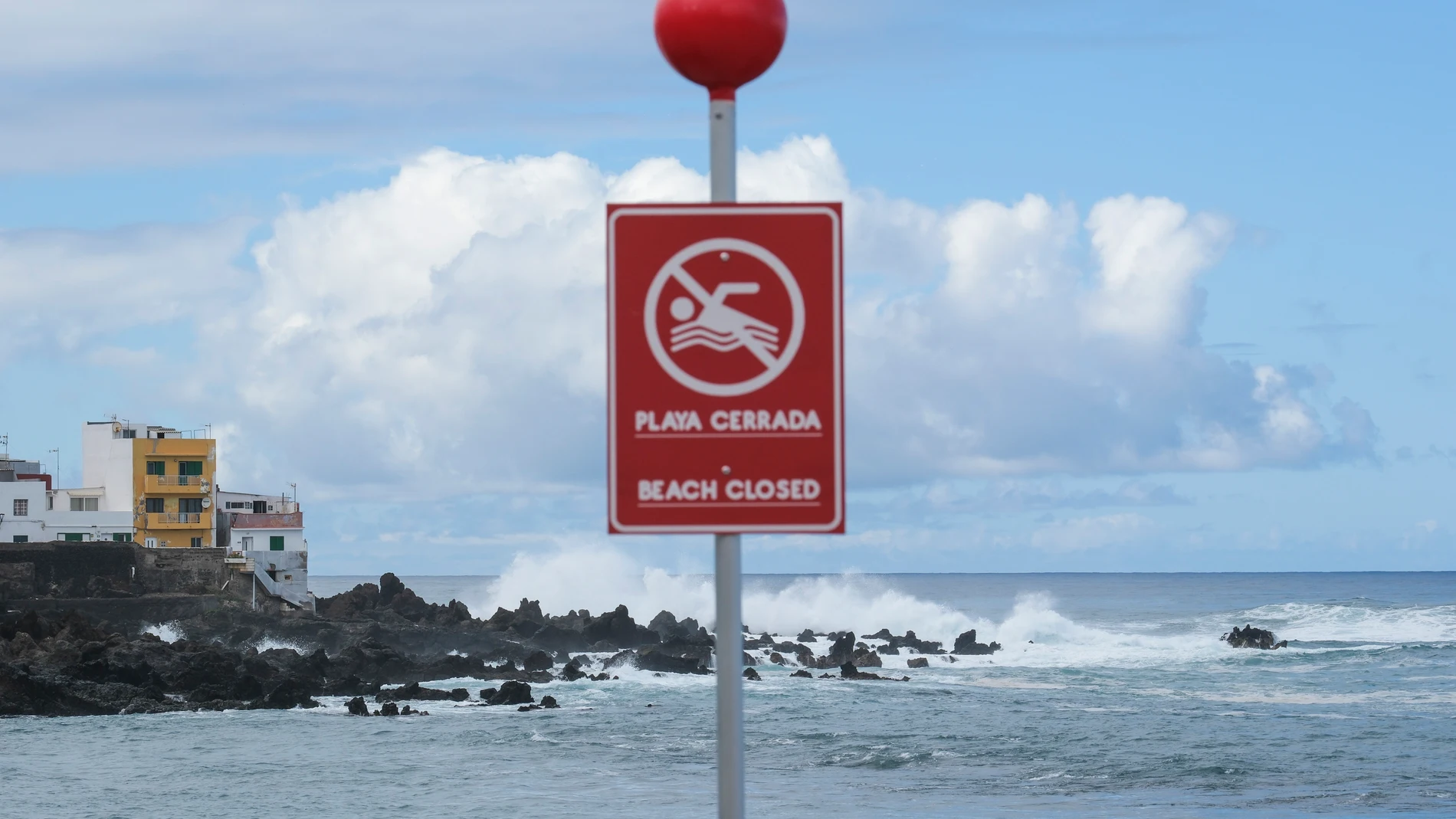 Puerto de la Cruz (Tenerife), 09/11/2025.- Tres personas fallecieron y otras 15 resultaron heridas el pasado sábado en distintos incidentes relacionados con el mar en Tenerife, en una jornada en la que Canarias está en prealerta por fenómenos costeros. En la imagen, la costa del municipio de El Puerto de la Cruz, donde murió una de las víctimas, este domingo. EFE/Alberto Valdés