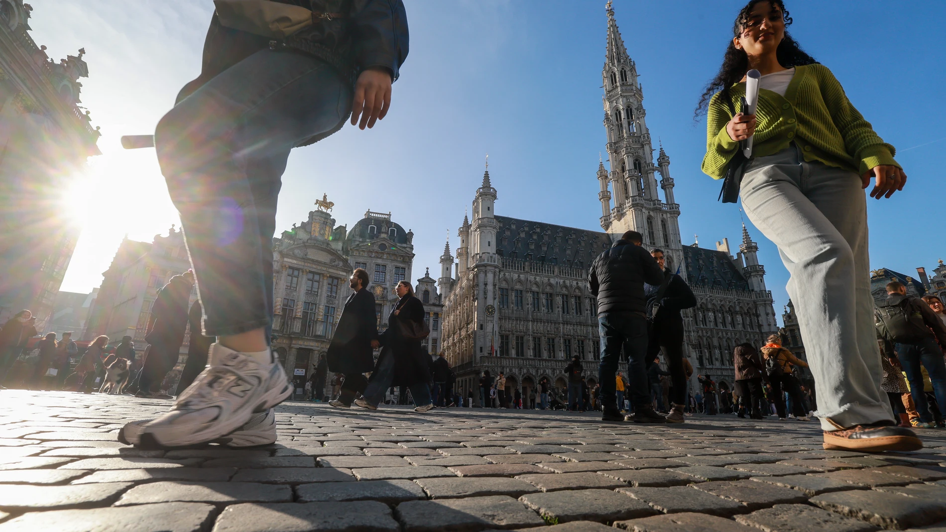 BELGIUM (Brussels), 09/11/2025.- Tourists enjoy an autumn day on the Grand-Place of Brussels, Belgium, 09 November 2025, with the Brussels Town Hall in the background. (Bélgica, Bruselas) EFE/EPA/OLIVIER HOSLET