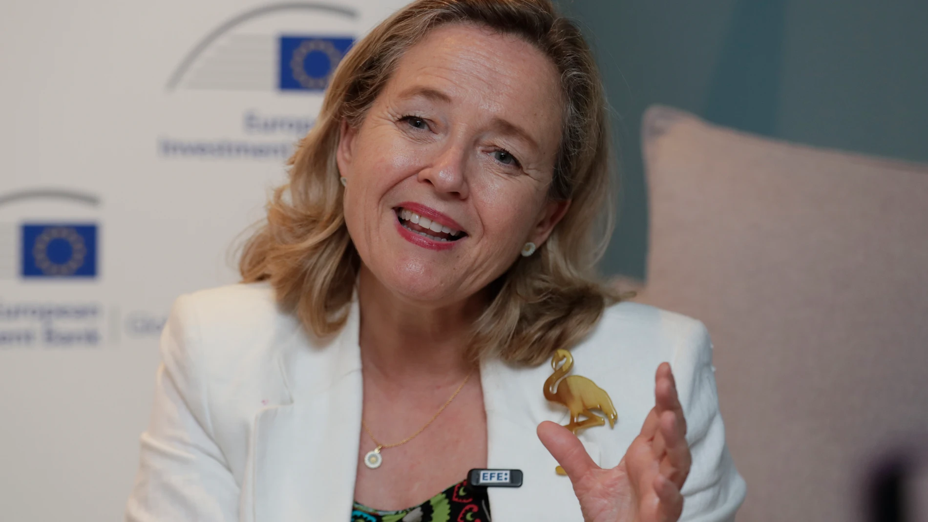 SAN400. SANTA MARTA (COLOMBIA), 09/11/2025.- La presidenta del Banco Europeo de Inversiones (BEI), Nadia Calviño, habla en una entrevista con EFE este sábado, en Santa Marta (Colombia). Calviño, anunciará este domingo en la ciudad colombiana de Santa Marta, en el marco de la IV Cumbre CELAC-UE, millonarias inversiones en varios proyectos en América Latina y el Caribe para impulsar las energías limpias y mejorar las infraestructuras de agua y saneamiento. EFE/ Carlos Ortega