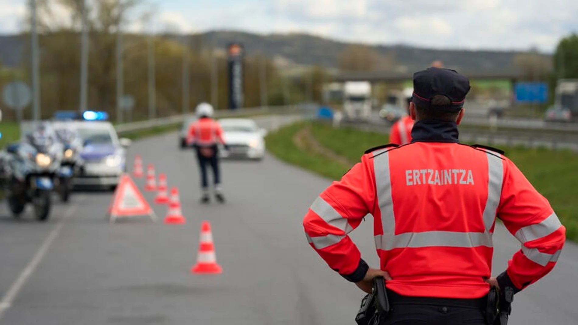 (Foto de ARCHIVO) Control de la Ertzaintza REMITIDA / HANDOUT por ADRIAN RUIZ HIERRO-IREKIA Fotografía remitida a medios de comunicación exclusivamente para ilustrar la noticia a la que hace referencia la imagen, y citando la procedencia de la imagen en la firma 27/03/2024