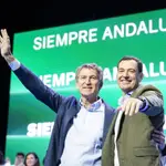 El presidente del PP, Albero Nuñez Feijoo, (i) junto al presidente de la Junta de Andalucía, Juanma Moreno