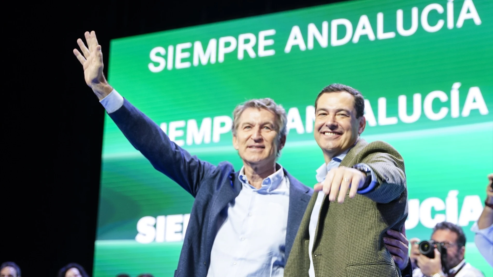 El presidente del PP, Albero Nuñez Feijoo, (i) junto al presidente de la Junta de Andalucía, Juanma Moreno