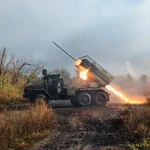 Un lanzacohetes múltiple autopropulsado ruso "Grad" de 122 mm dispara hacia posiciones ucranianas en una ubicación no revelada de Ucrania.