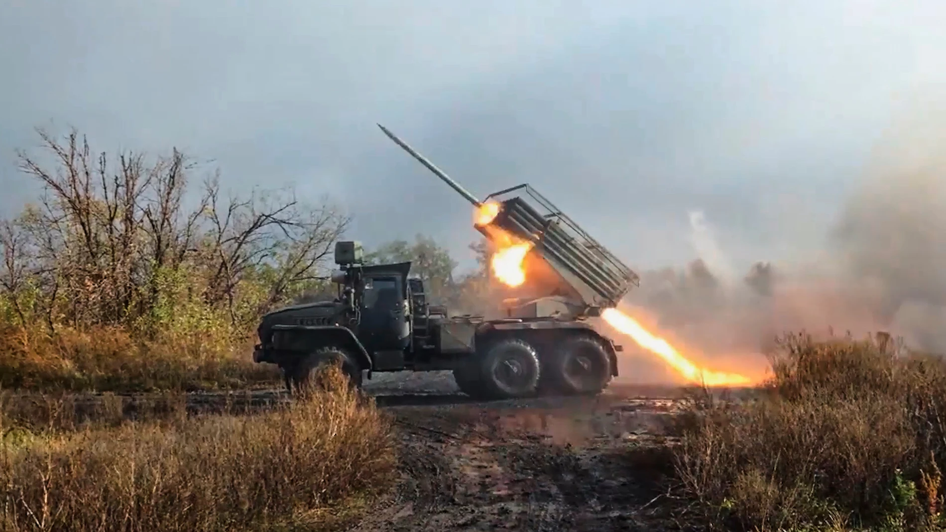 Un lanzacohetes múltiple autopropulsado ruso "Grad" de 122 mm dispara hacia posiciones ucranianas en una ubicación no revelada de Ucrania.