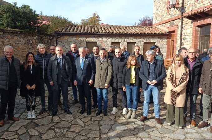 Martínez enla feria del Chivo de Vegacervera enla que también participó el delegado del Gobierno, Nicanor Sen
