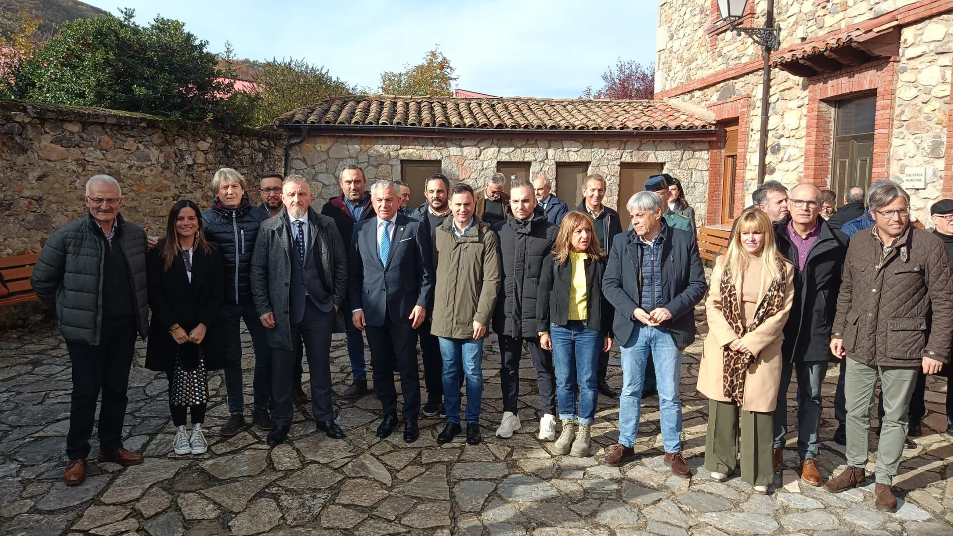 Martínez enla feria del Chivo de Vegacervera enla que también participó el delegado del Gobierno, Nicanor Sen