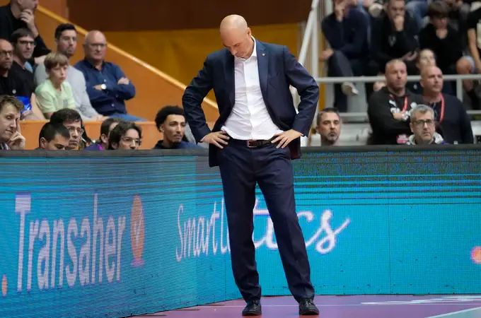 El Barcelona se desangra ante el Bàsquet Girona y se carga a Joan Peñarroya El Barcelona se desangra ante el Bàsquet Girona y se carga a Joan Peñarroya