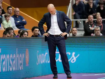 Joan Peñarroya, cabizbajo en Fontajau durante el partido ante el Bàsquet Girona Joan Peñarroya, cabizbajo en Fontajau durante el partido ante el Bàsquet Girona
