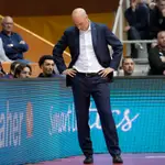 Joan Peñarroya, cabizbajo en Fontajau durante el partido ante el Bàsquet Girona