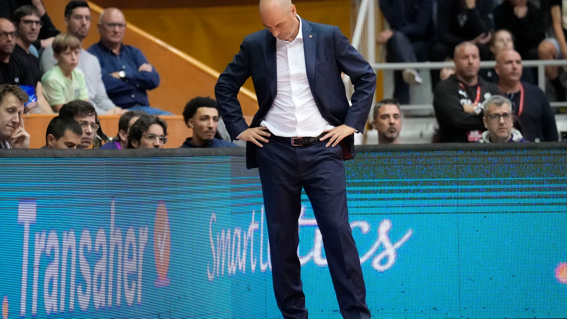 Joan Peñarroya, cabizbajo en Fontajau durante el partido ante el Bàsquet Girona
