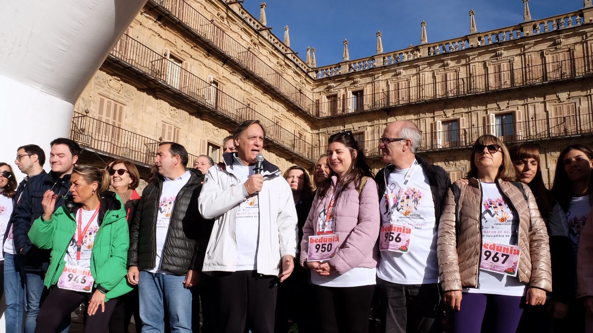 García Carbayo y Javier Iglesias durante la salida de la carrera y la marcha