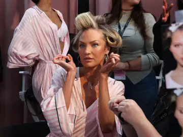 Preparación de la piel de los ángeles de Victoria's Secret. Preparación de la piel de los ángeles de Victoria's Secret.