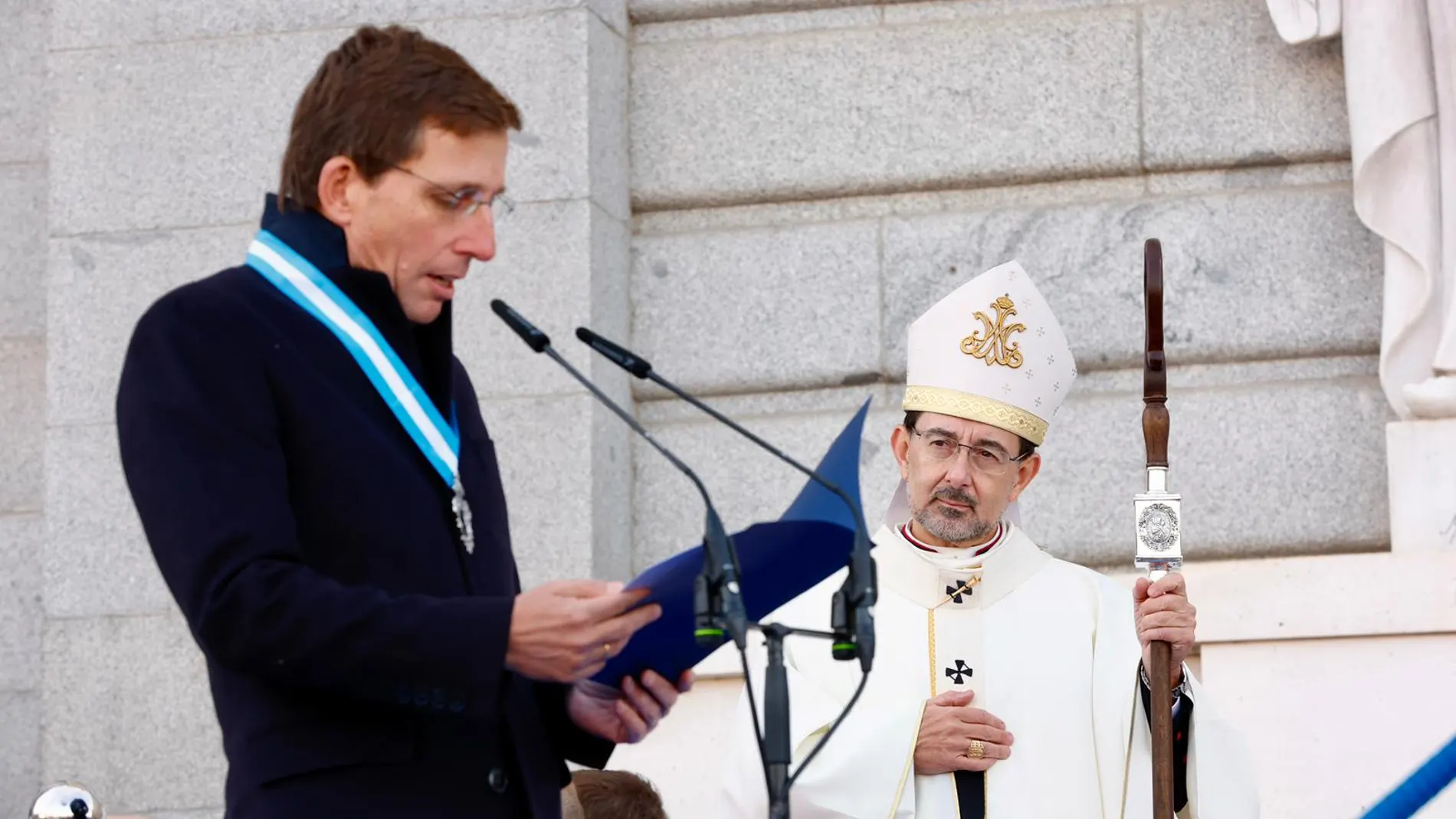 Almeida, leyendo el voto de La Almudena