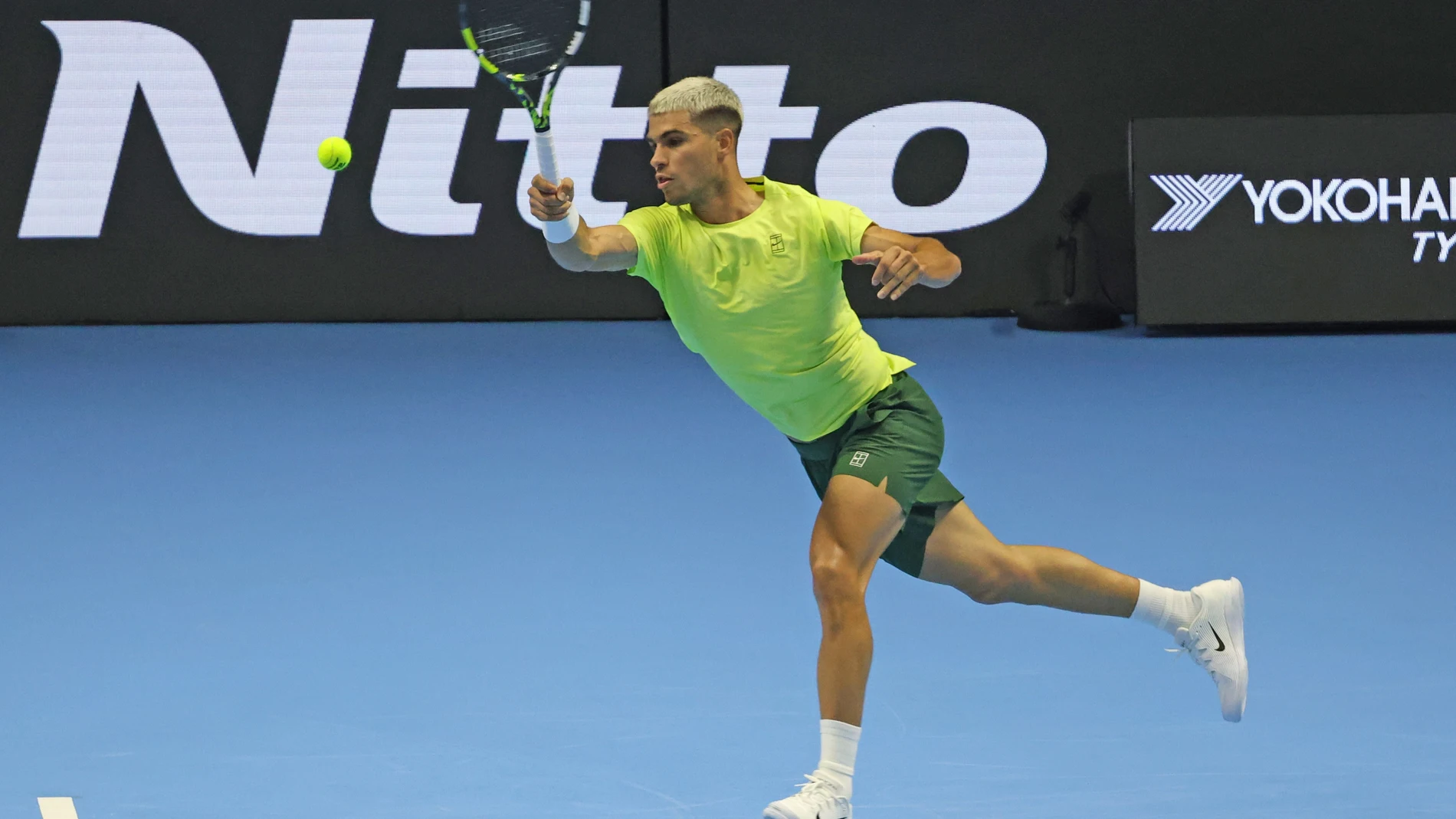 09 November 2025, Italy, Turin: Spanish tennis player Carlos Alcaraz in action against Australia's Alex de Minaur during the men's singles group stage tennis match of the ATP World Tour Finals at the Inalpi Arena. Photo: Felice Calabro/IPA via ZUMA Press/dpa Felice Calabro/IPA via ZUMA Pres / DPA 09/11/2025 ONLY FOR USE IN SPAIN