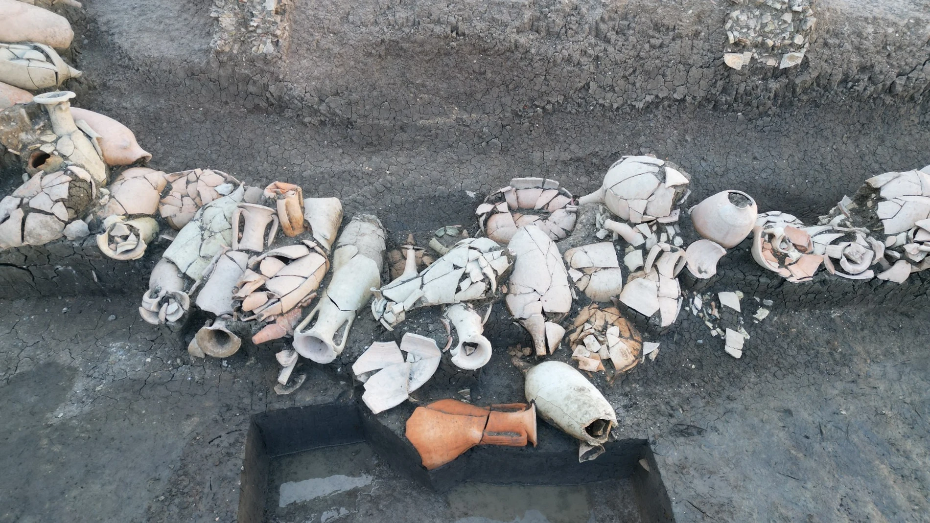 Restos romanos del siglo I d.C en los canales encontrados en las obras de Residencial de Artillería en Sevilla.