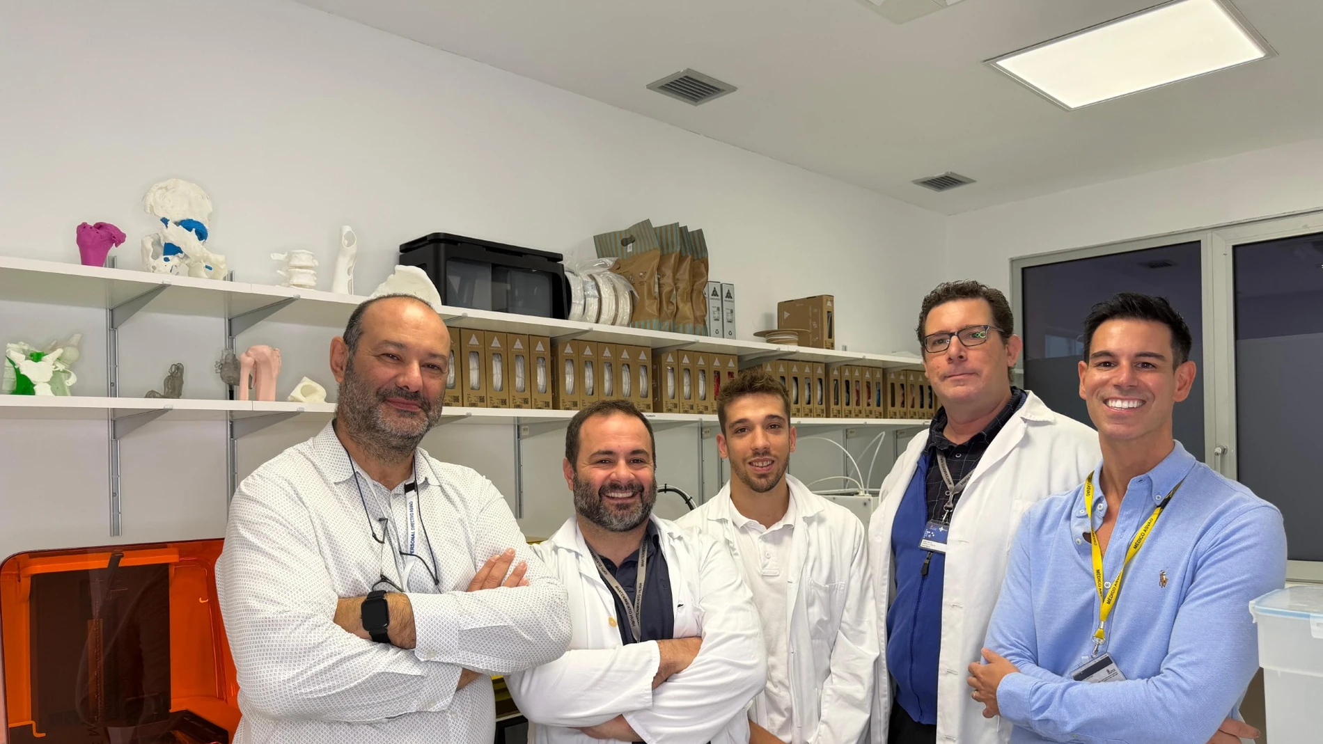 De izquierda a derecha: Juan José Jiménez (subdirector de Gestión HURH), Fernando Espí (ingeniero), Diego Benavides (ingeniero biomédico), José Carlos Cardillo (jefe Servicio Mantenimiento HURH) e Ignacio Aguado (traumatólogo)