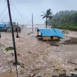 El supertifón 'Fung-wong' deja al menos dos muertos y estragos materiales nada más tocar tierra en Filipinas