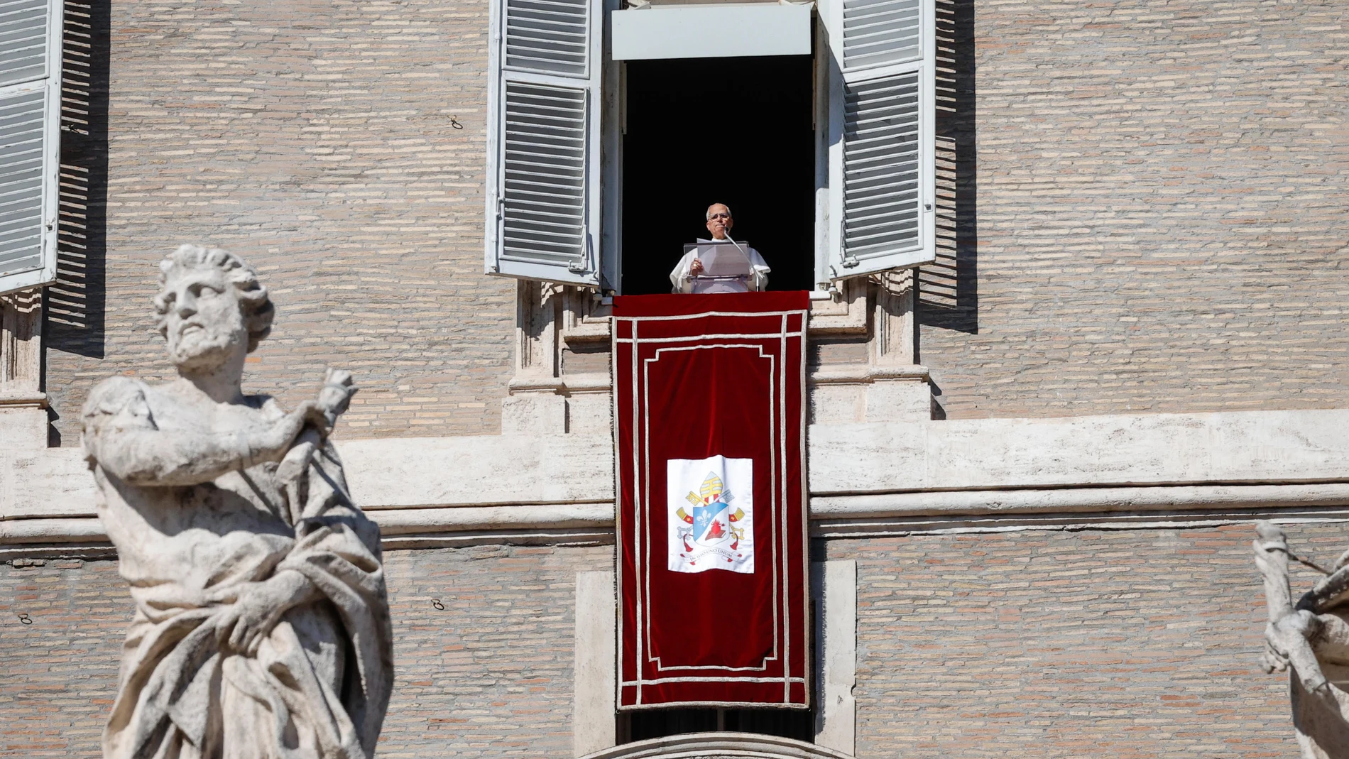 Vatican City (Vatican City State (Holy See)), 09/11/2025.- Pope Leo XIV leads his Angelus prayer from the window of his office overlooking Saint Peter's Square, Vatican City, 09 November 2025. (Papa) EFE/EPA/GIUSEPPE LAMI