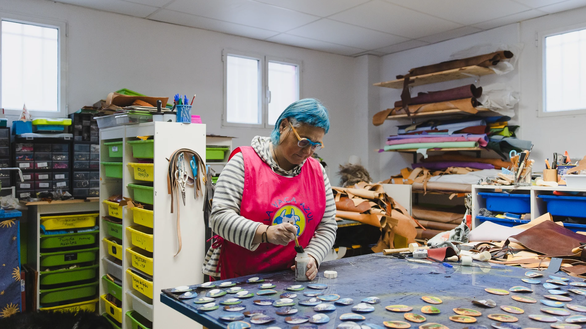La palentina Asun Fernández cambió su vida de ingeniera forestal a maestra del cuero para transformar piel en regalos y talleres que forjan la autoestima de los más pequeños