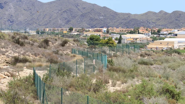Un residencial con vistas al terreno contaminado por Estados Unidos en Palomares