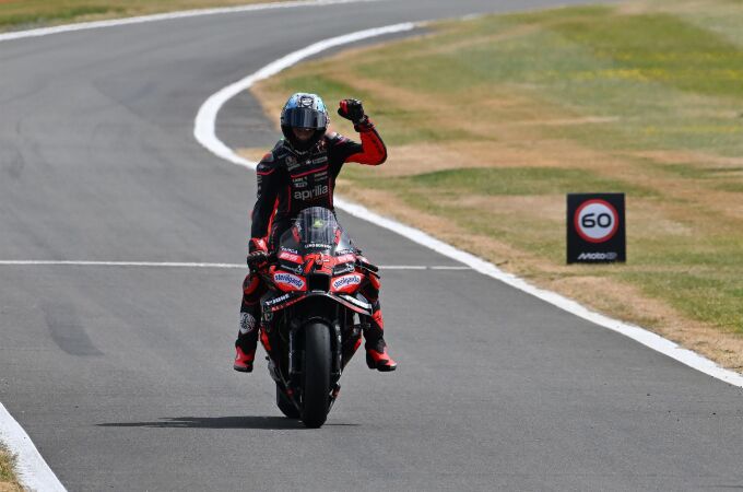 Bezzecchi celebra su triunfo en Portimao