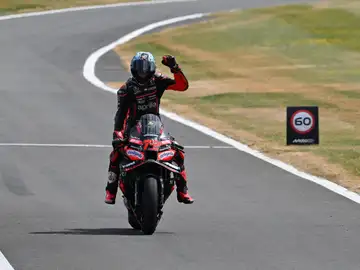 Bezzecchi celebra su triunfo en Portimao Bezzecchi celebra su triunfo en Portimao