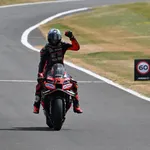 Bezzecchi celebra su triunfo en Portimao