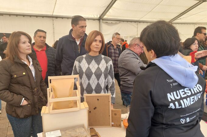 La vicepresidenta segunda de la Diputación de Segovia, Magdalena Rodríguez, recorre la feria junto a la alcaldesa de Navafría, Jennifer Berzal,